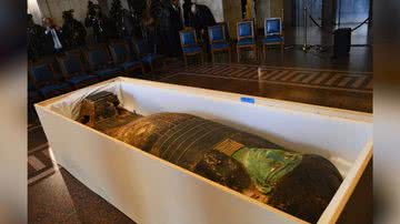 O antigo sarcófago que estava em exibição nos EUA - Reprodução/Twitter/MFAEGYPT