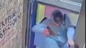 Momento em que elevador quase mata homem russo - Reprodução/Vídeo/UOL