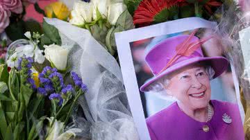 Imagem meramente ilustrativa de flores e uma fotografia de Elizabeth II em tributo à sua morte - Getty Images