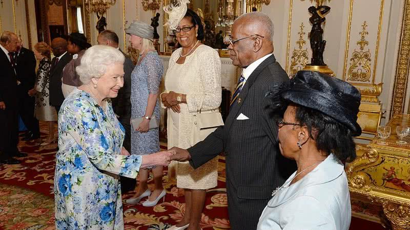 Rainha Elizabeth II e Sir Elliott Belgrave de Barbados em 2016