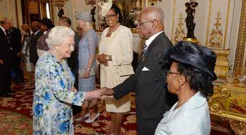 Rainha Elizabeth II e Sir Elliott Belgrave de Barbados em 2016 - Getty Images