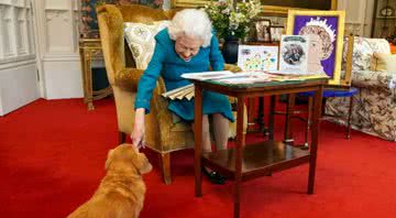 Rainha Elizabeth II e um de seus cachorros - Getty Images