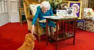 Rainha Elizabeth II e um de seus cachorros - Getty Images