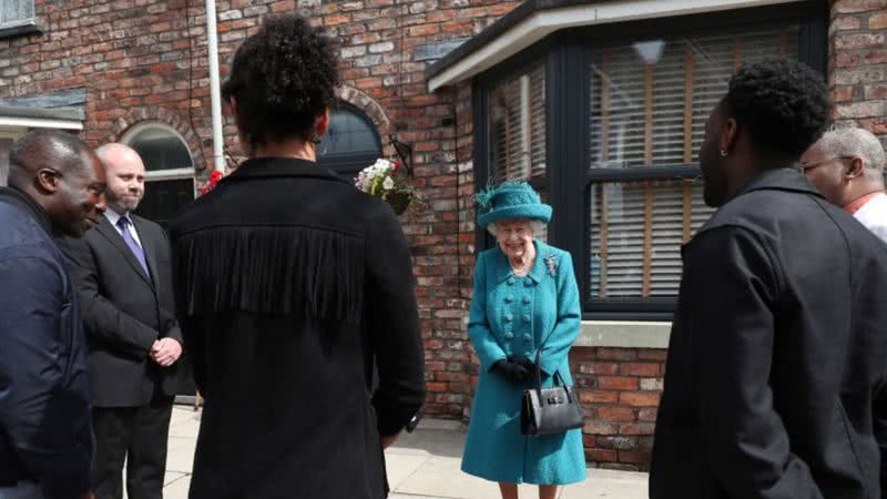 A rainha Elizabeth II durante visita ao set de filmagem de Coronation Street - Getty Images