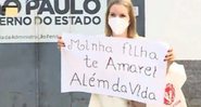 Elize segura cartaz - Divulgação/Vídeo