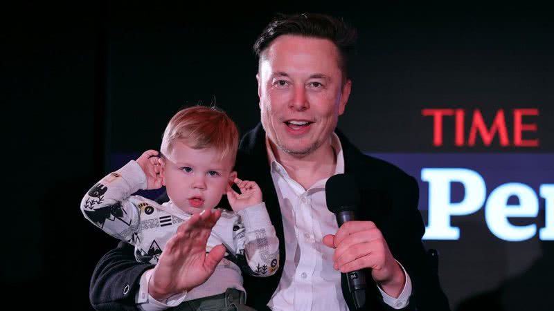Elon Musk junto do filho X Æ A-12 em evento da TIME - Getty Images