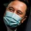 Elon Musk usando máscara na época em que a pandemia assombrava o planeta - Getty Images