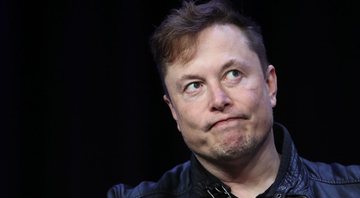 Elon Musk com feição de preocupação durante evento - Getty Images