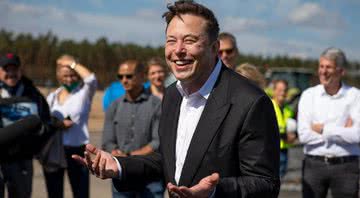 Elon Musk conversa com a imprensa após viagem em 2020 - Getty Images