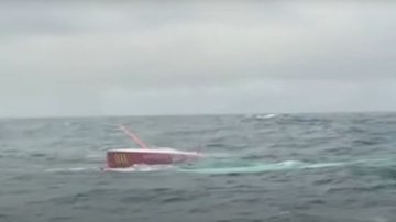 Imagem mostrando o barco virado - Divulgação/ Youtube/ Sailing News TV