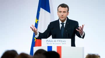 Emmanuel Macron em palanque durante discurso em 2018 - Wikimedia Commons