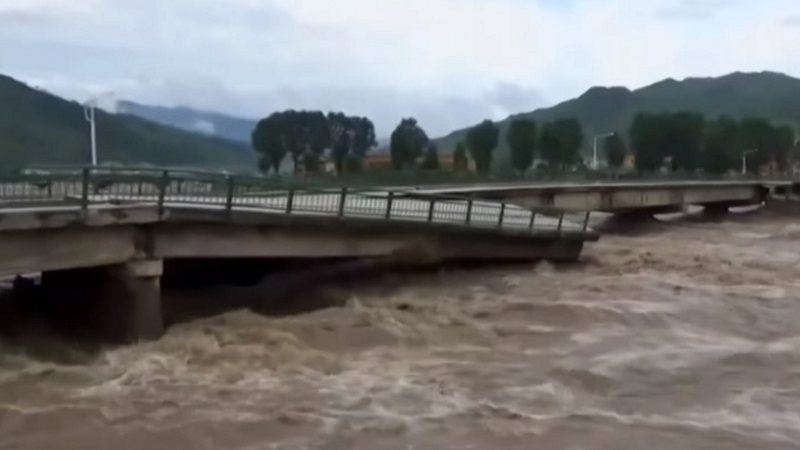 Ponte afetada pelas enchentes na Coreia do Norte - Divulgação/YouTube/The Guardian