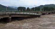 Ponte afetada pelas enchentes na Coreia do Norte - Divulgação/YouTube/The Guardian