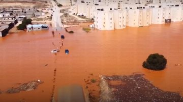 Trecho de vídeo mostrando resultados das enchentes - Divulgação/ Youtube/ The Guardian