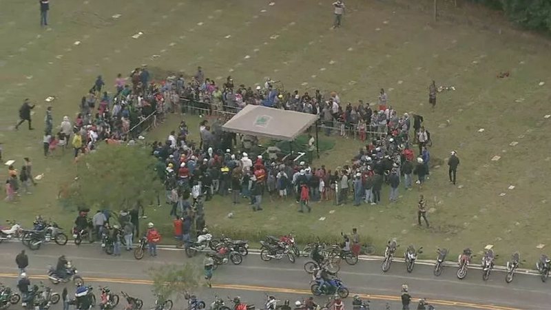 Fãs se juntam em enterro de MC Kevin - Divulgação / TV Globo