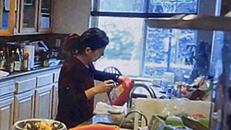 Imagem da suspeita adicionando o produto de limpeza ao chá do marido - Divulgação/ Departamento de Polícia de Irvine