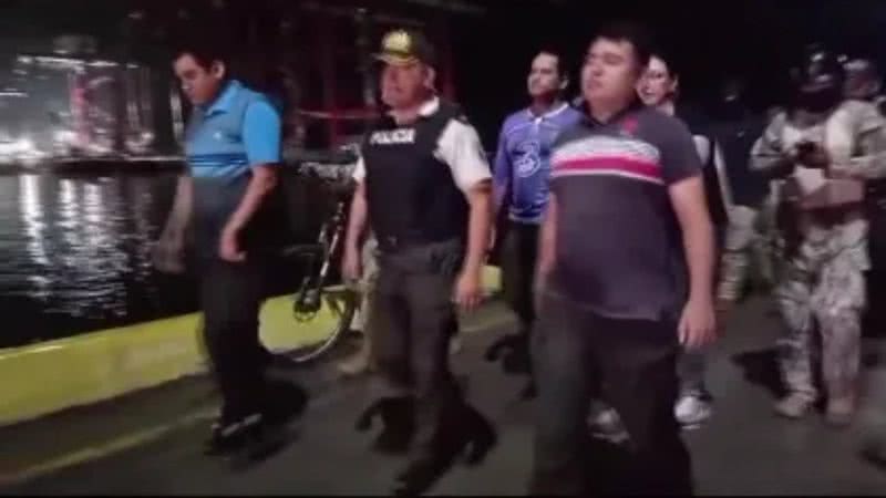 Policiais sequestrados andando em liberdade - Reprodução / Polícia Nacional do Equador