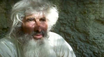 O eremita Panta Petrovic em sua caverna na Sérvia - Divulgação/Youtube