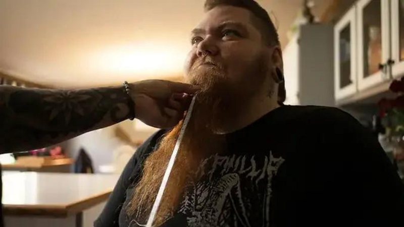 Medição da barba de Erin Honeycutt - Guinness World Records