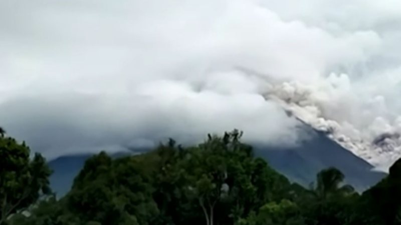 Vulcão Semeru em erupção na Indonésia
