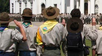 Imagem meramente ilustrativa de escoteiros durante cerimônia - Wikimedia Commons
