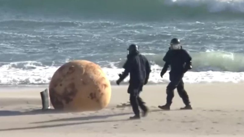 A esfera metálica encontrada em praia no Japão - Reprodução/Vídeo