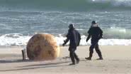 A esfera metálica encontrada em praia no Japão - Reprodução/Vídeo