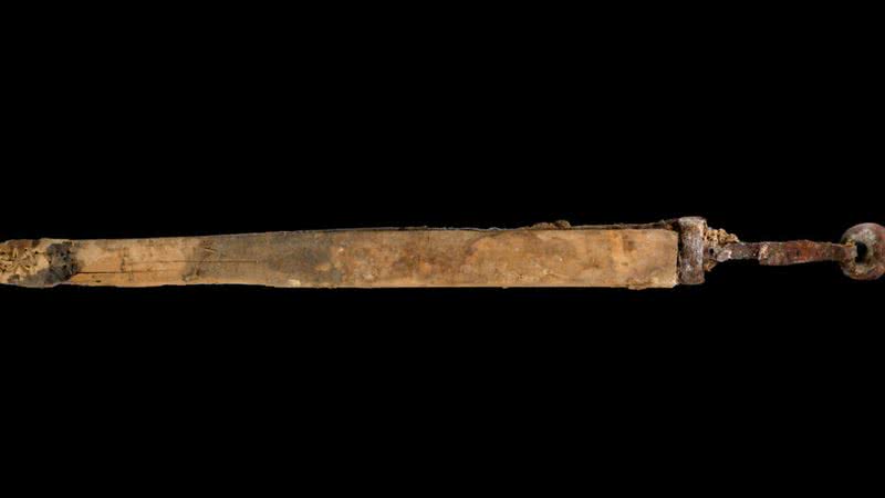 Espada encontrada em caverna do Mar Morto - Reprodução / Autoridade de Antiguidades de Israel
