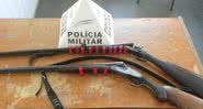 Espingardas e munições que estavam na posse dos dois homens - Divulgação / Policia Militar