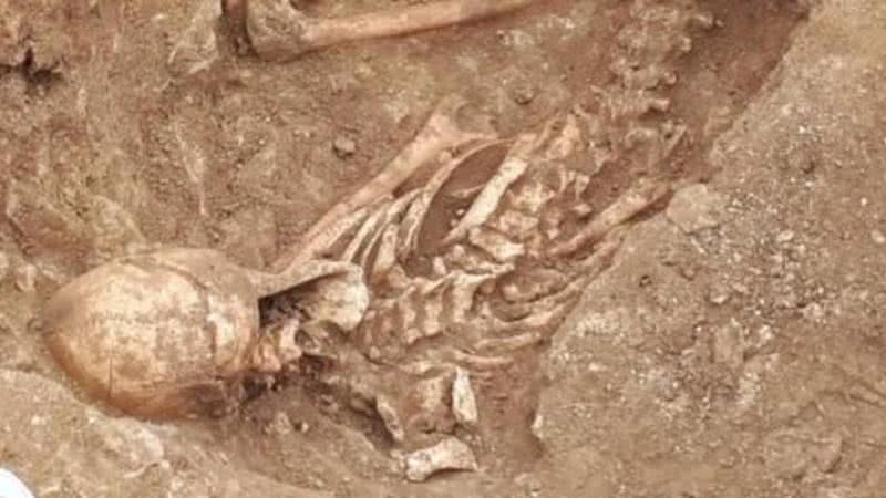 Imagem de um dos esqueletos desenterrados na Inglaterra - Divulgação