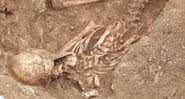 Imagem de um dos esqueletos desenterrados na Inglaterra - Divulgação