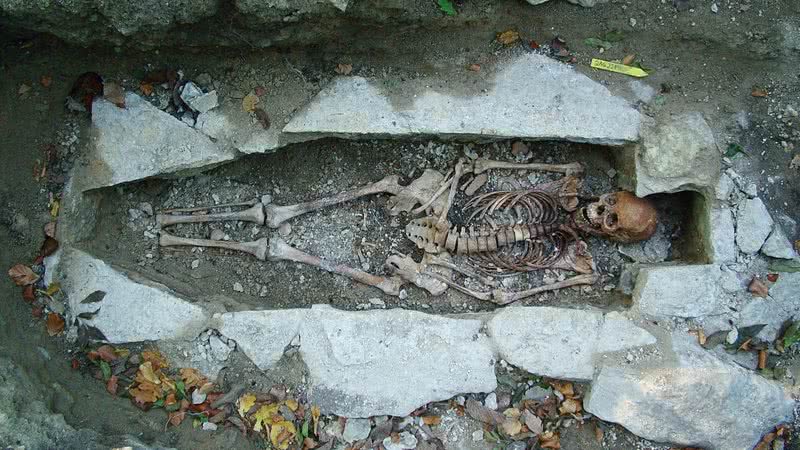 Esqueleto feminino encontrado em cemitério Viking na Suécia - Museu Västergötlands