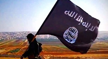Militante segura bandeira do Estado Islâmico - Wikimedia Commons