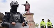 Policiais fazem segurança de estátua dias antes da derrubada - Getty Images