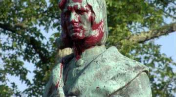 Estátua de Colombo que foi vandalizada nos EUA - Divulgação/ Twitter