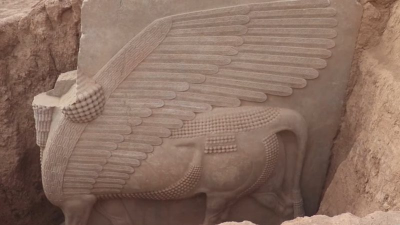 Escultura de divindade assíria encontrada no Iraque - Reprodução/Vídeo/YouTube/AFP Português