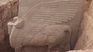 Escultura de divindade assíria encontrada no Iraque - Reprodução/Vídeo/YouTube/AFP Português