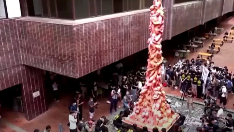 Remoção da estátua na Universidade de Hong Kong (HKU) - Divulgação/Youtube/Reuters