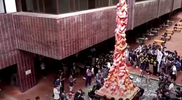 Remoção da estátua na Universidade de Hong Kong (HKU) - Divulgação/Youtube/Reuters