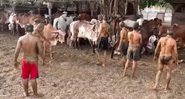 Imagem dos indianos já cobertos de esterco - Divulgação/Vídeo/G1