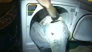 Momento em que o traficante é descoberto dentro de secadora - Reprodução/Vídeo
