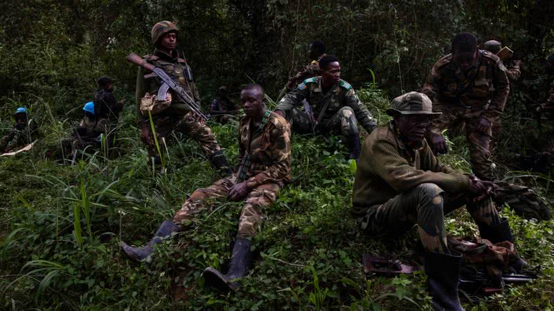 Soldados do exército congolês inspecionam local onde rebeldes fundamentalistas do ADF atacaram - Getty Images