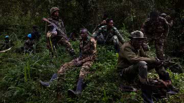 Soldados do exército congolês inspecionam local onde rebeldes fundamentalistas do ADF atacaram - Getty Images