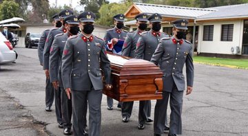 Fotografia dos soldados carregando os corpos das vítimas - Divulgação/Exército do Chile