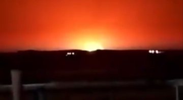 Vídeo mostra a coluna de fogo no Mar Cáspio no domingo - Divulgação/Twitter/Liveuamap
