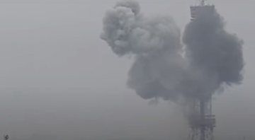 Registros da explosão na torre de TV em Kiev, Ucrânia - Divulgação/Vídeo/Youtube/UOL