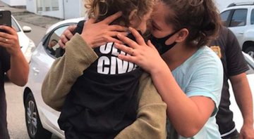 A jovem com familiar após o sequestro - Divulgação/Instagram/Eliana Chaves