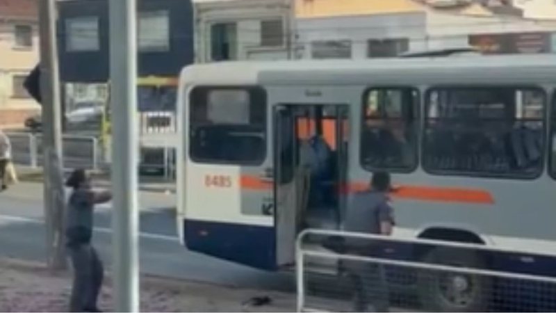 Registro da ação da polícia no ônibus - Divulgação/EPTV