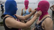 Mulheres usando 'facekinis' em uma praia - Getty Images