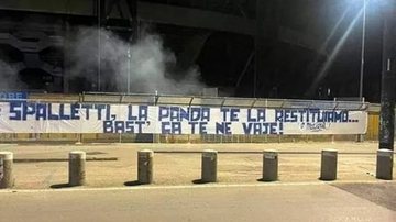 Faixa colocada do lado de fora do estádio Diego Armando Maradona - Divulgação/ Redes Sociais